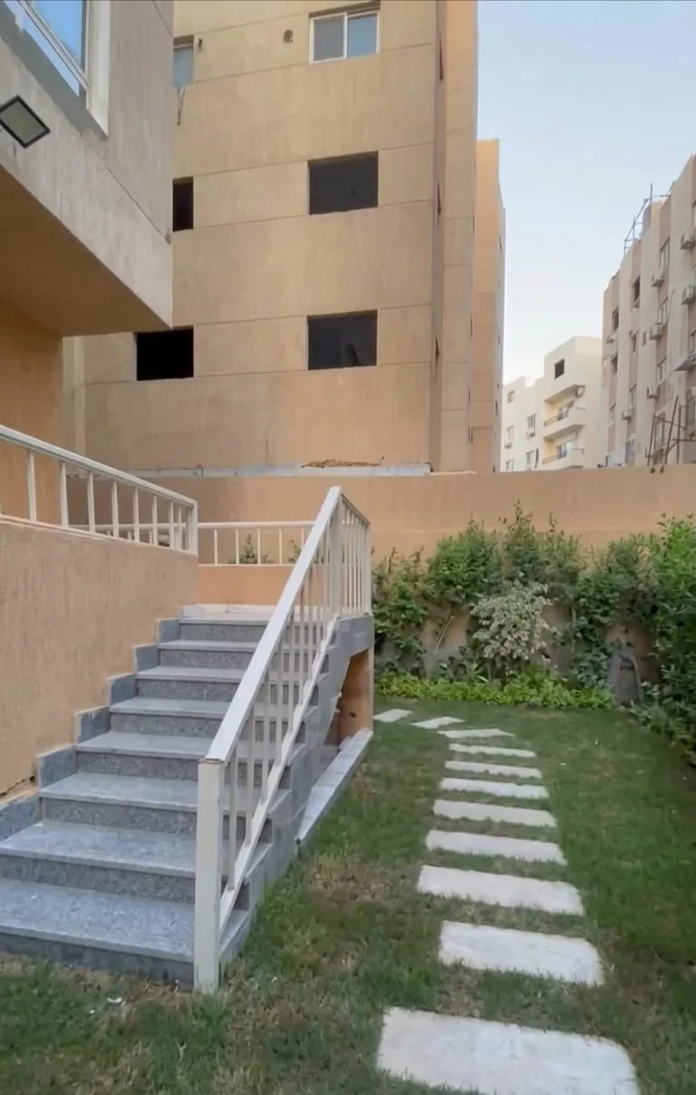 شقة ارضي بجاردن للايجار باللوتس 2