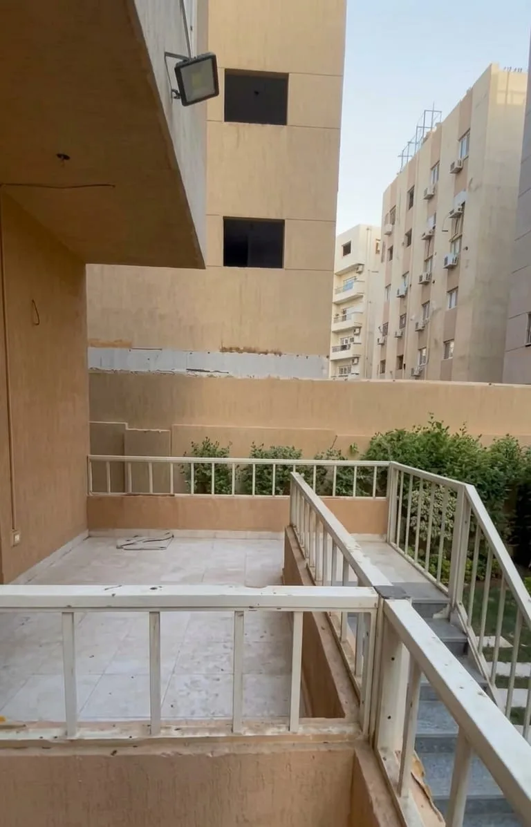 شقة ارضي بجاردن للايجار باللوتس 2
