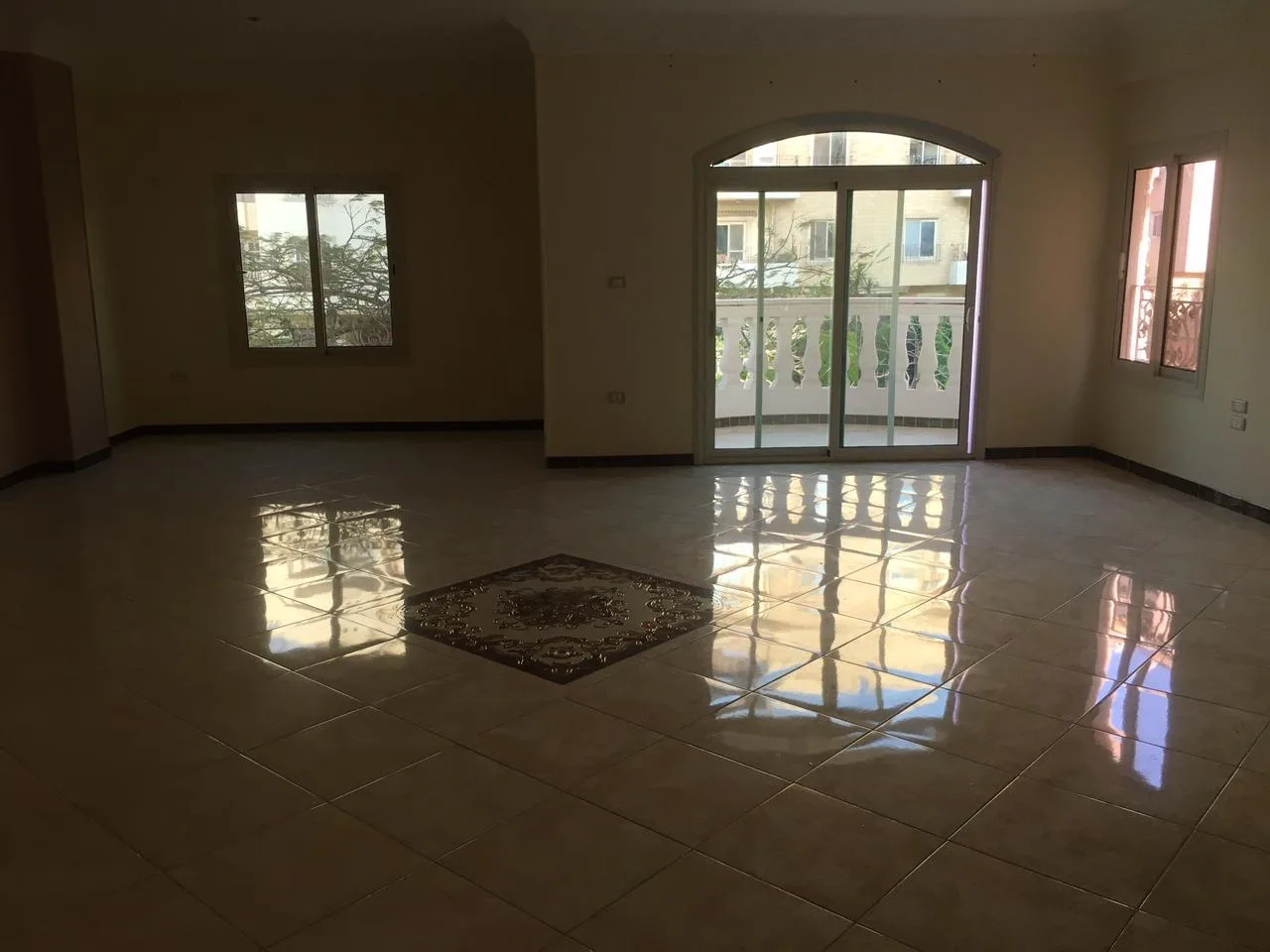 شقه للايجار 200 متر النرجس  عمارات الدور الاول فاضيه