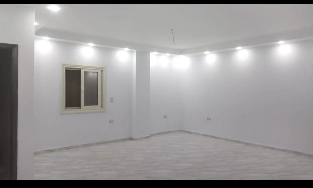 شقه للايجار تصلح اداري 275 متر. اربع غرف الاندلس 1 دور ارضي مرتفع  رابع عماره من شارع التسعين الجنوبي رنا